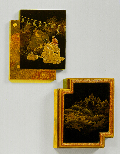 A Togidashi lacquer Kobako of two overlapping boxes.